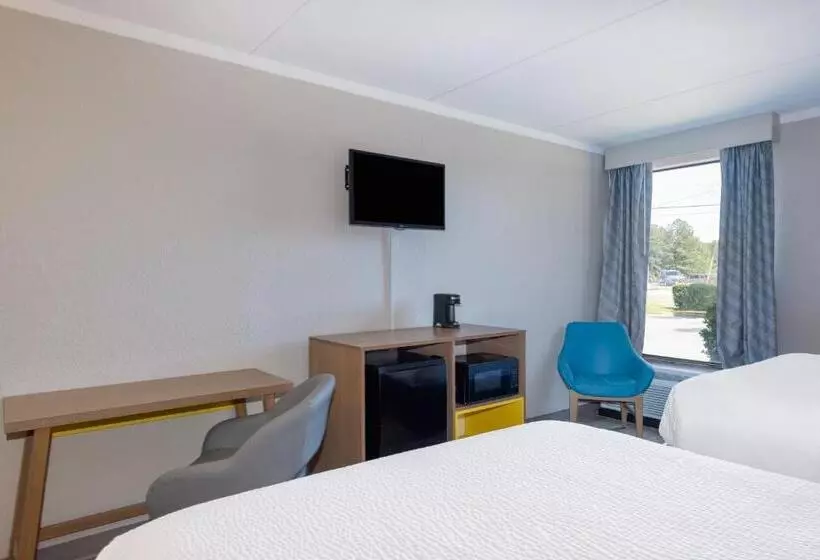 هتل Days Inn & Suites By Wyndham Fort Bragg/cross Creek Mall