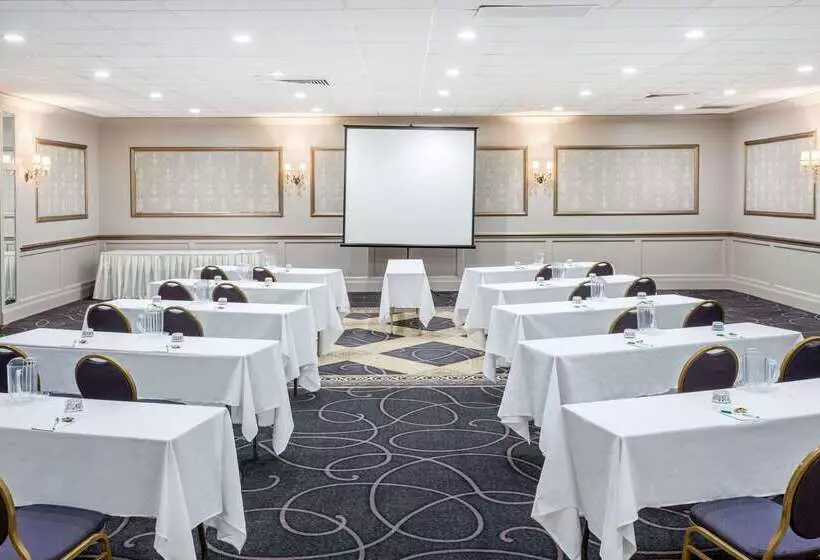 Отель Wyndham Garden Greensboro