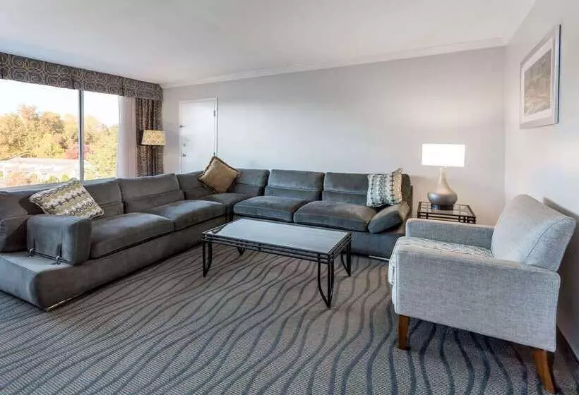 Отель Wyndham Garden Greensboro