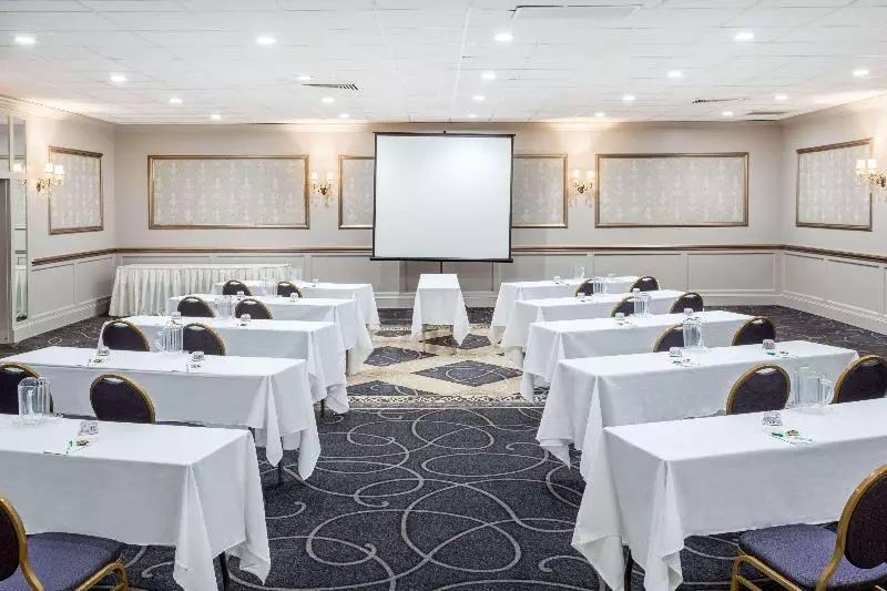 Отель Wyndham Garden Greensboro