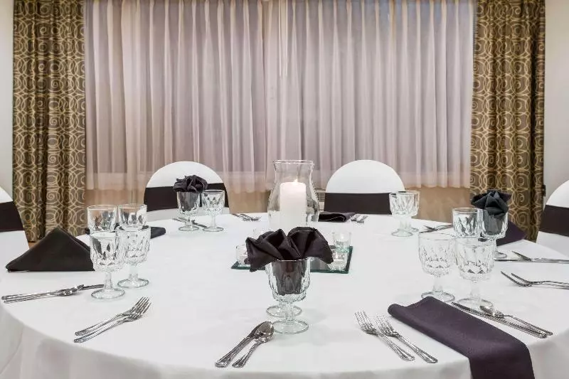 Отель Wyndham Garden Greensboro