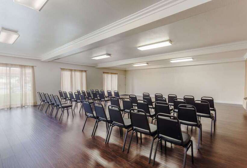 בית מלון כפרי Days Inn & Suites By Wyndham South Gate