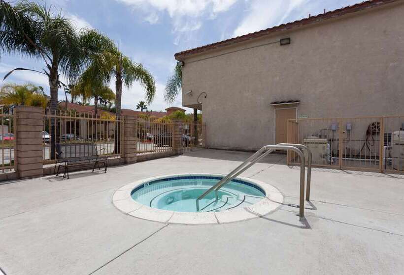 בית מלון כפרי Days Inn & Suites By Wyndham South Gate