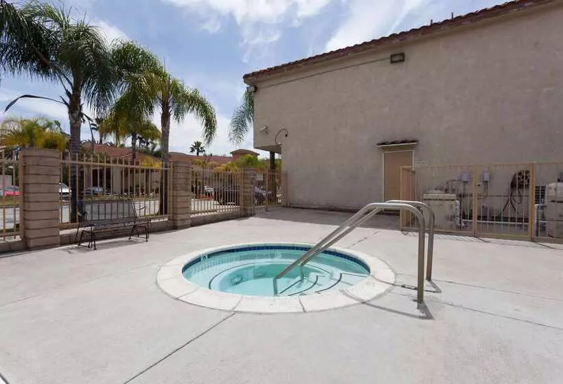 هتل Days Inn & Suites By Wyndham South Gate