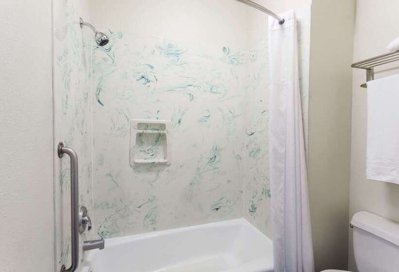 בית מלון כפרי Days Inn & Suites By Wyndham South Gate