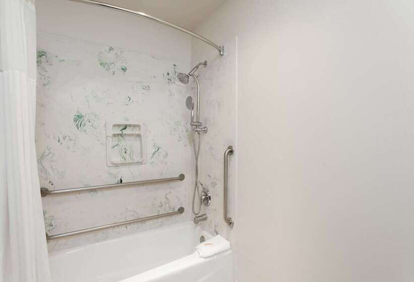 בית מלון כפרי Days Inn & Suites By Wyndham South Gate