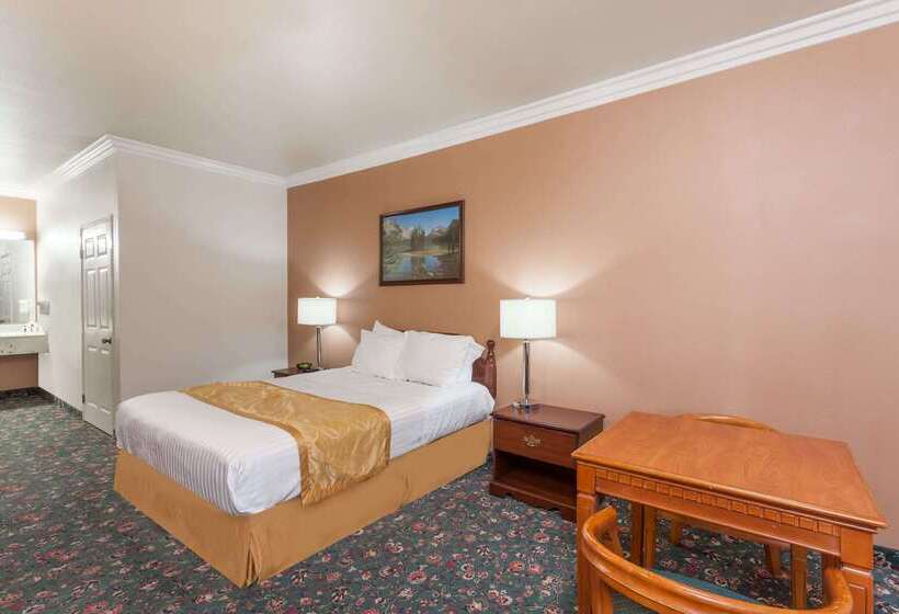 בית מלון כפרי Days Inn & Suites By Wyndham South Gate