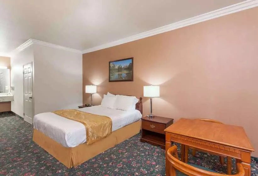 هتل Days Inn & Suites By Wyndham South Gate