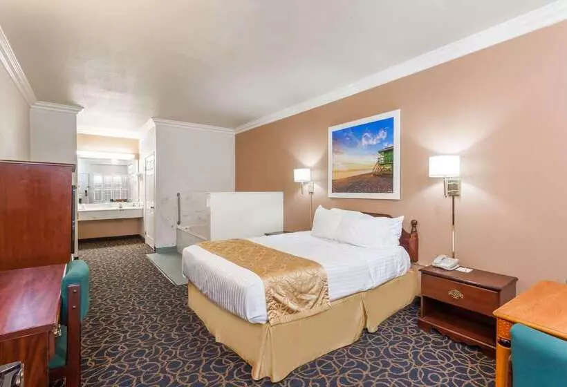 هتل Days Inn & Suites By Wyndham South Gate