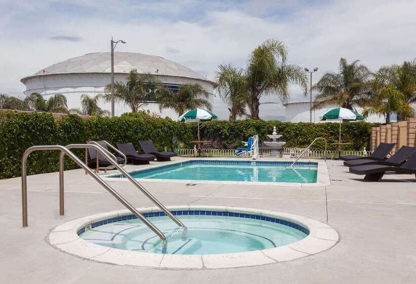 בית מלון כפרי Days Inn & Suites By Wyndham South Gate