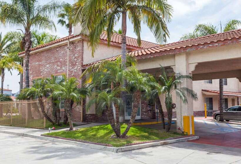 בית מלון כפרי Days Inn & Suites By Wyndham South Gate