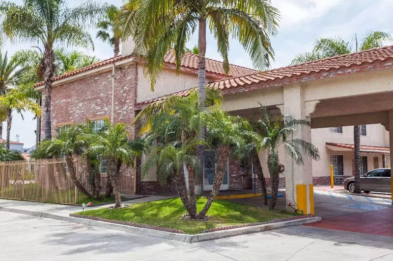 هتل Days Inn & Suites By Wyndham South Gate