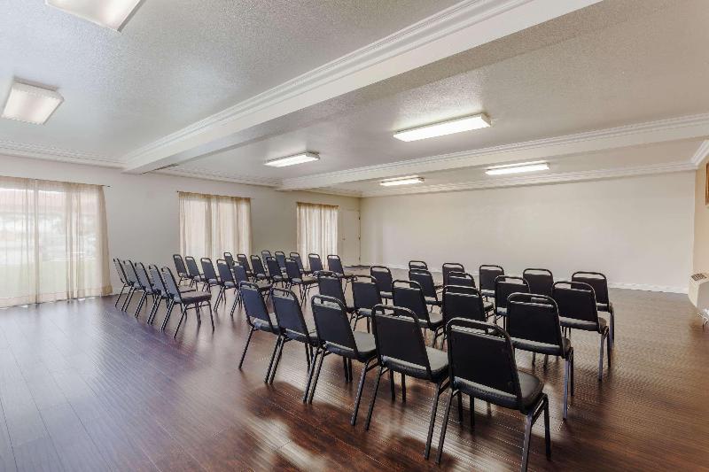 בית מלון כפרי Days Inn & Suites By Wyndham South Gate