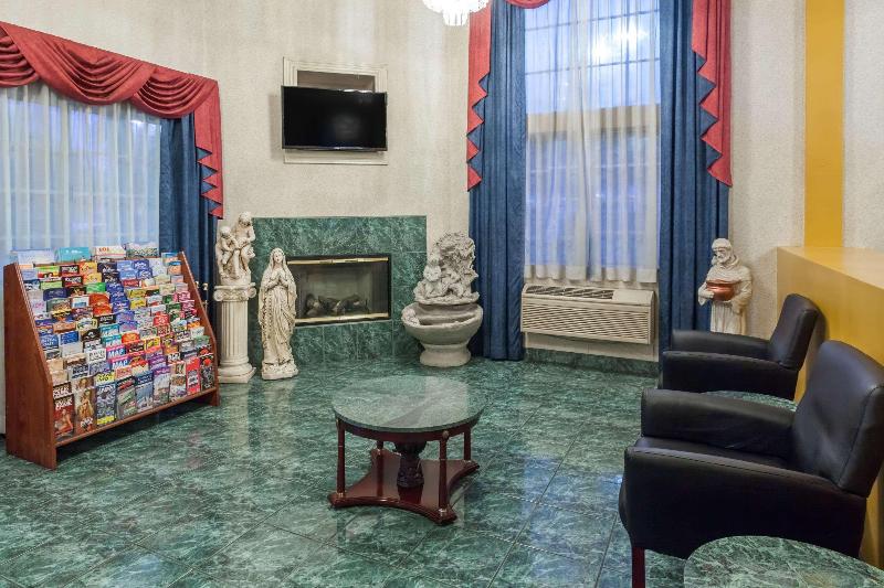 בית מלון כפרי Days Inn & Suites By Wyndham South Gate