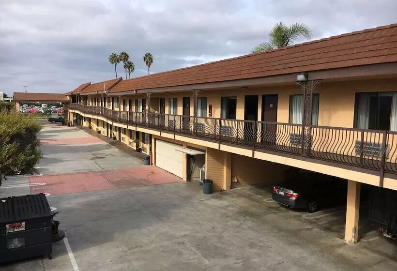 호텔 Del Amo Inn