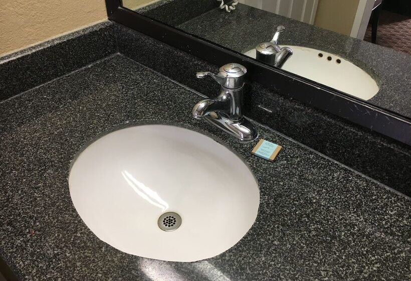 فندق Del Amo Inn