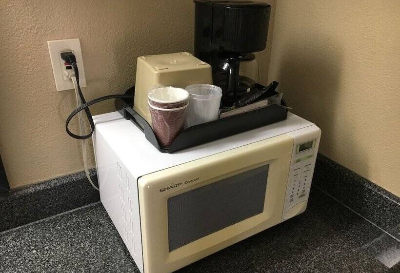 فندق Del Amo Inn