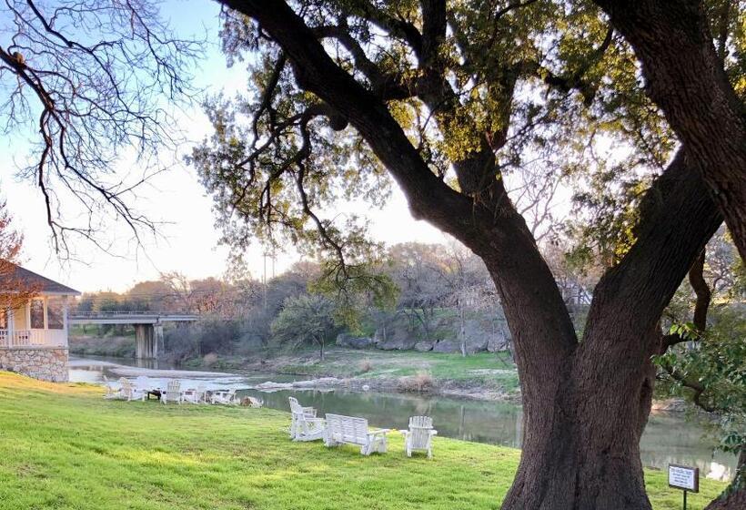 호텔 Inn On The River