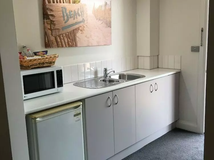 Caledonian Hotel Motel