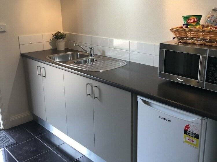 Caledonian Hotel Motel