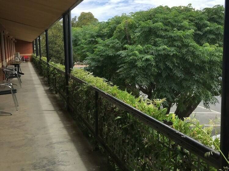 Caledonian Hotel Motel