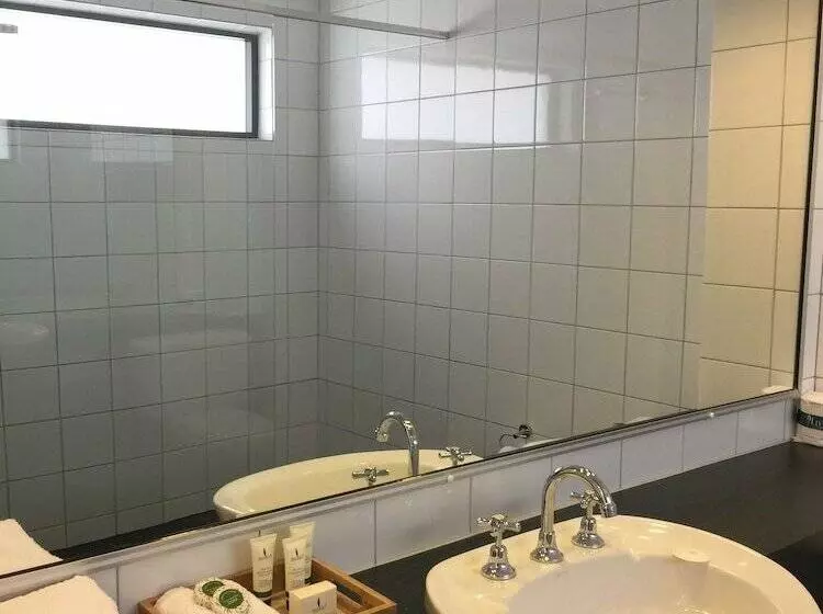 Caledonian Hotel Motel