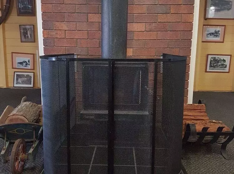 Отель Monto Colonial Motor Inn