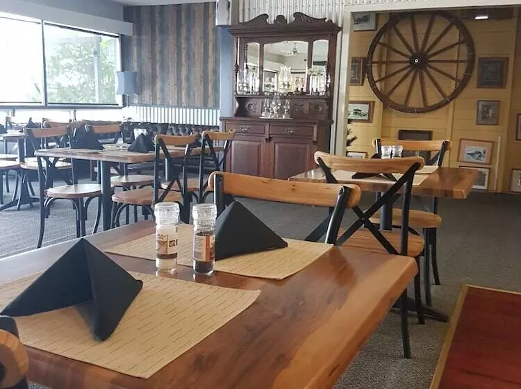 Отель Monto Colonial Motor Inn