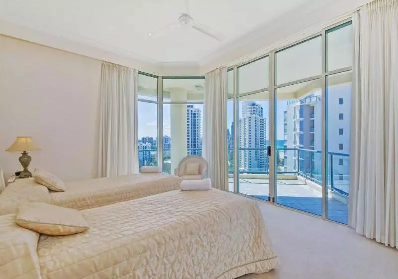 Отель Oceana On Broadbeach