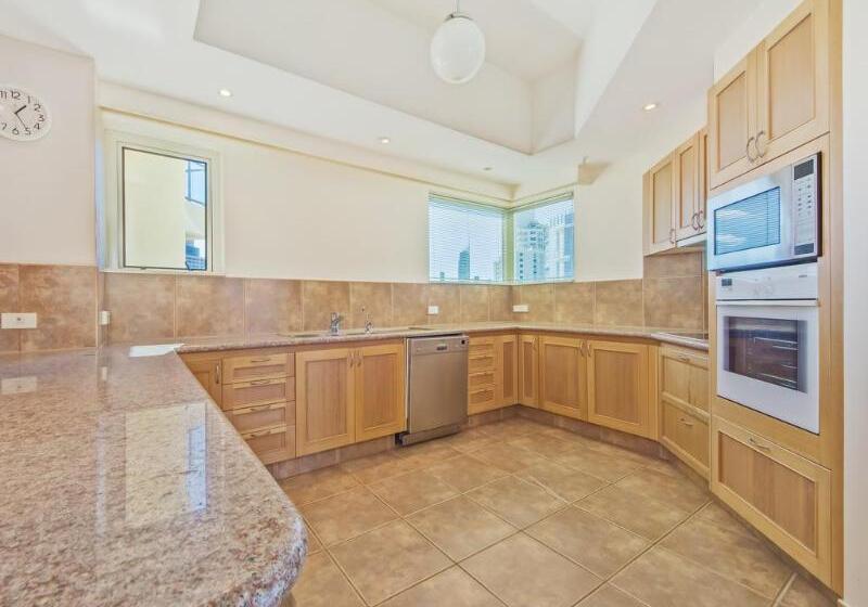 Hotel Oceana On Broadbeach