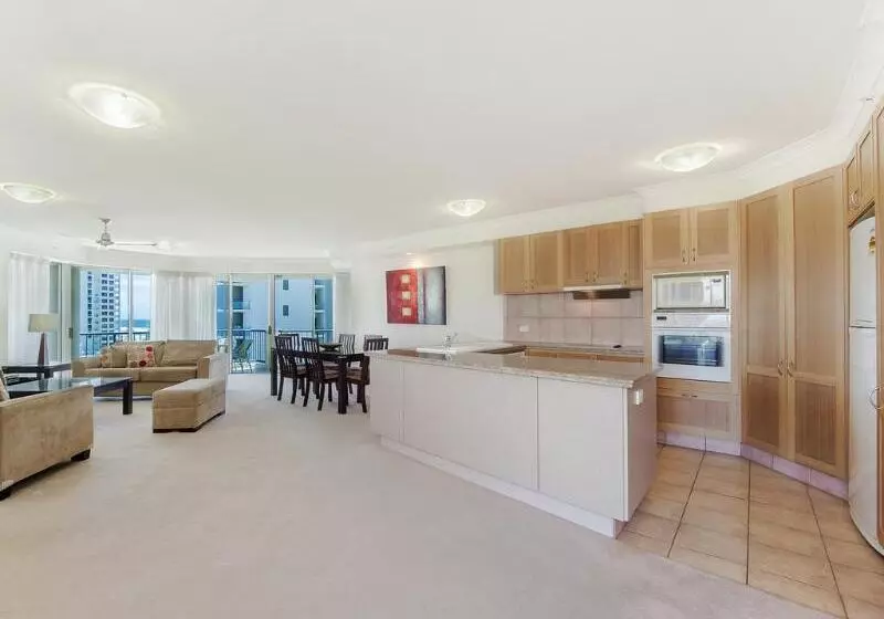 Отель Oceana On Broadbeach