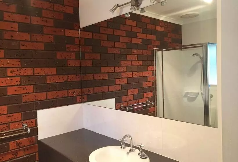 Отель Warragul Views Motor Inn