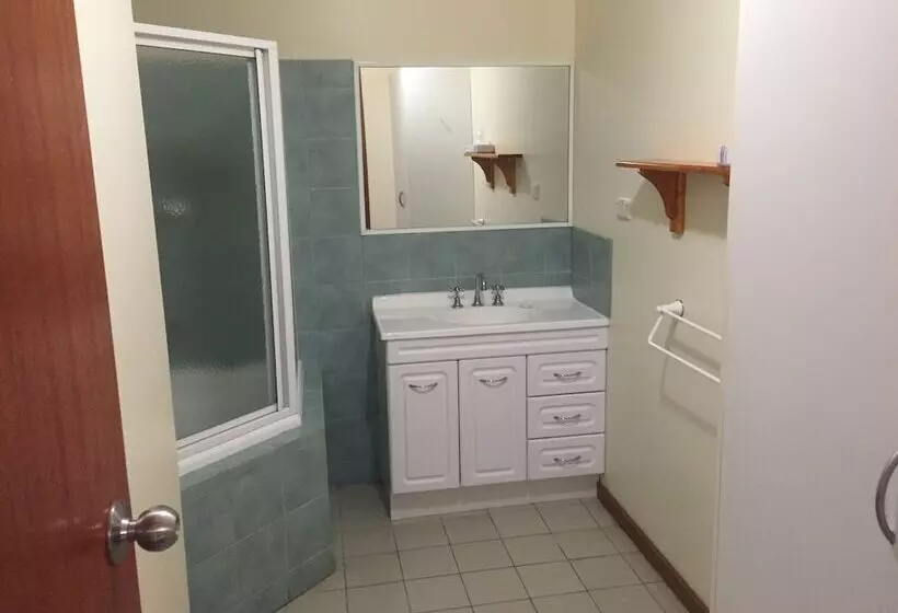 Отель Warragul Views Motor Inn