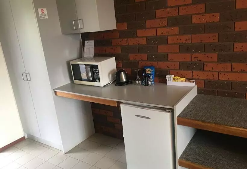 Отель Warragul Views Motor Inn