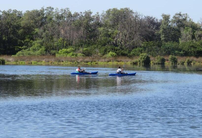 فندق على الطريق Lakes Entrance Waterfront Cottages With King Beds