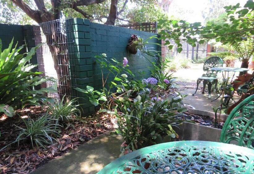 فندق على الطريق Lakes Entrance Waterfront Cottages With King Beds