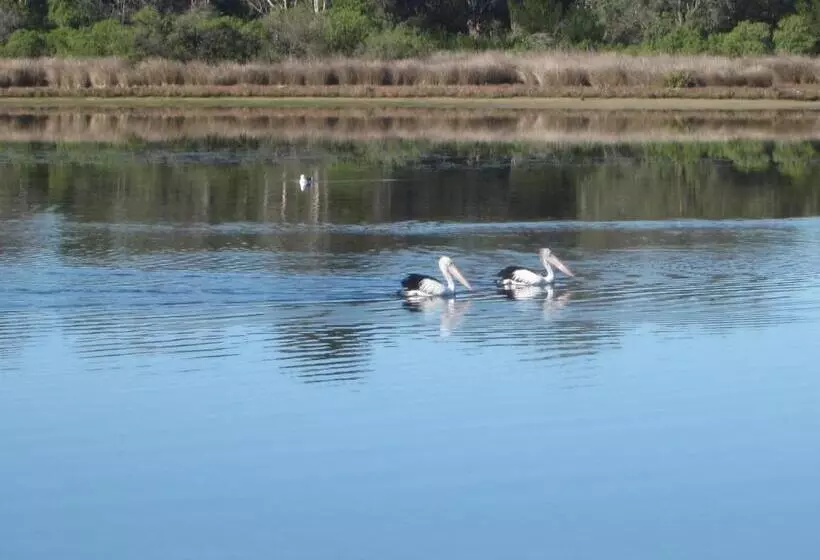 Motelli Lakes Entrance Waterfront Cottages With King Beds