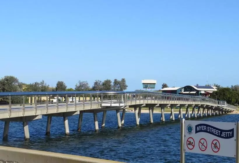 Motelli Lakes Entrance Waterfront Cottages With King Beds
