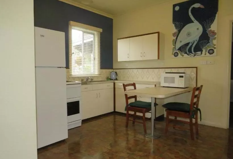 Motelli Lakes Entrance Waterfront Cottages With King Beds