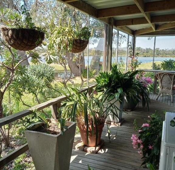 モーテル Lakes Entrance Waterfront Cottages With King Beds