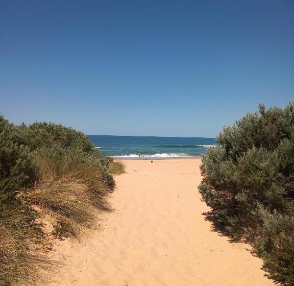 فندق على الطريق Lakes Entrance Waterfront Cottages With King Beds