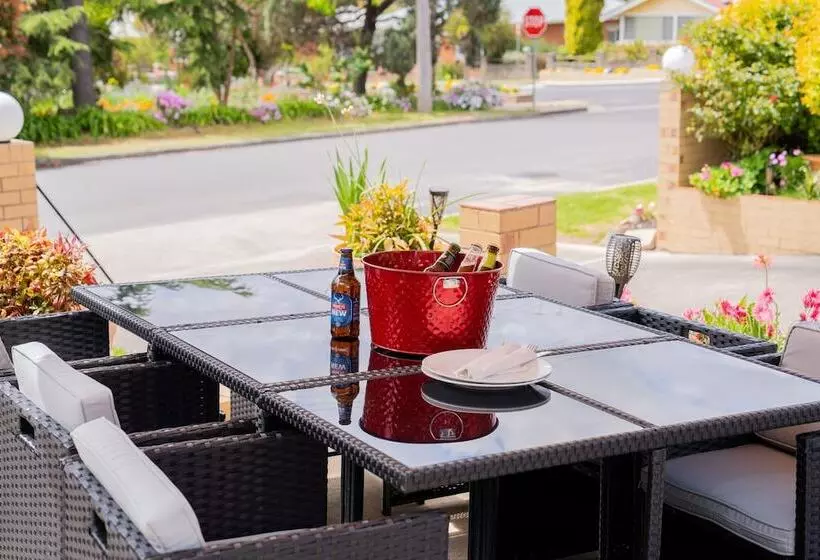 Отель Settlers Motor Inn