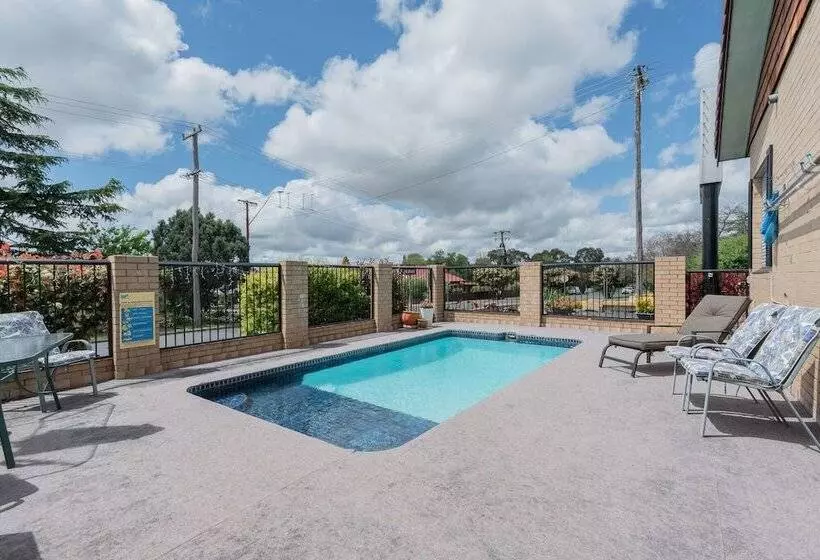 Отель Settlers Motor Inn