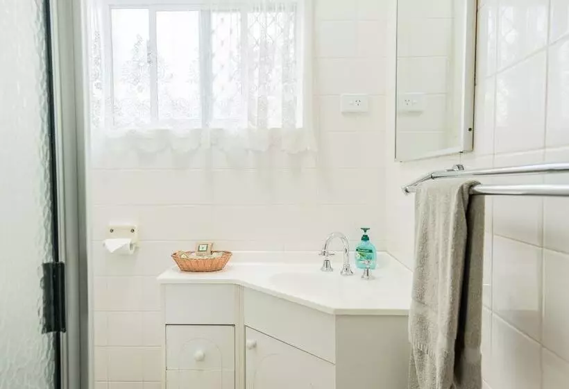 Отель Settlers Motor Inn