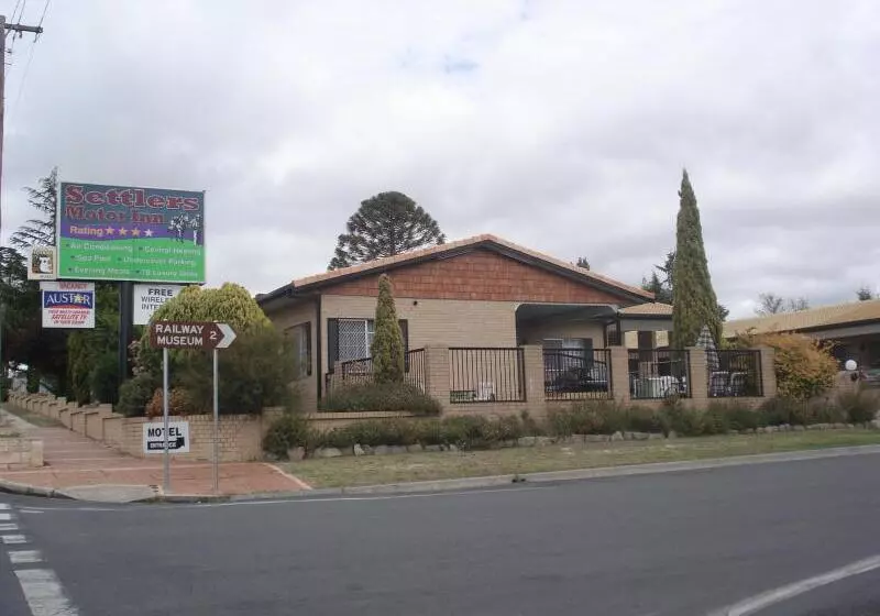 Отель Settlers Motor Inn
