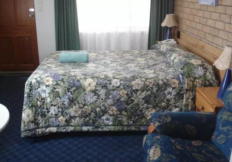 Отель Settlers Motor Inn