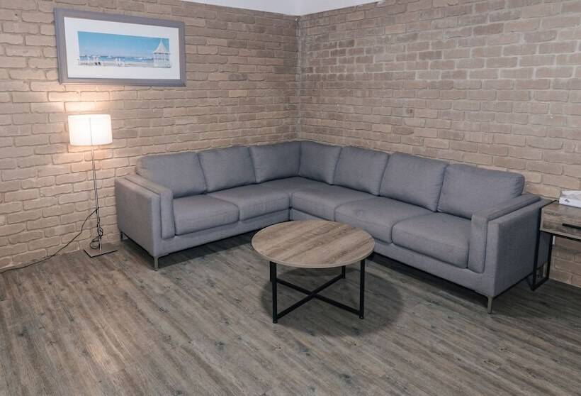 בית מלון כפרי Tropicana Motor Inn