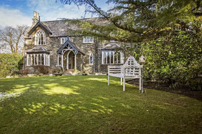 Отель Cedar Manor