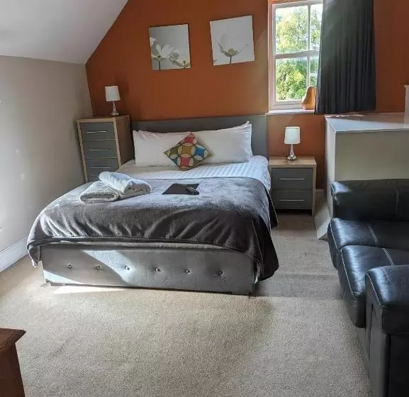 Отель Charles Cotton