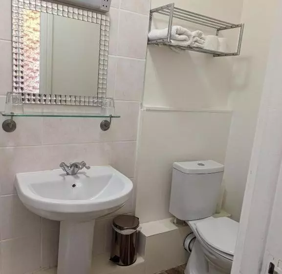 Отель Charles Cotton